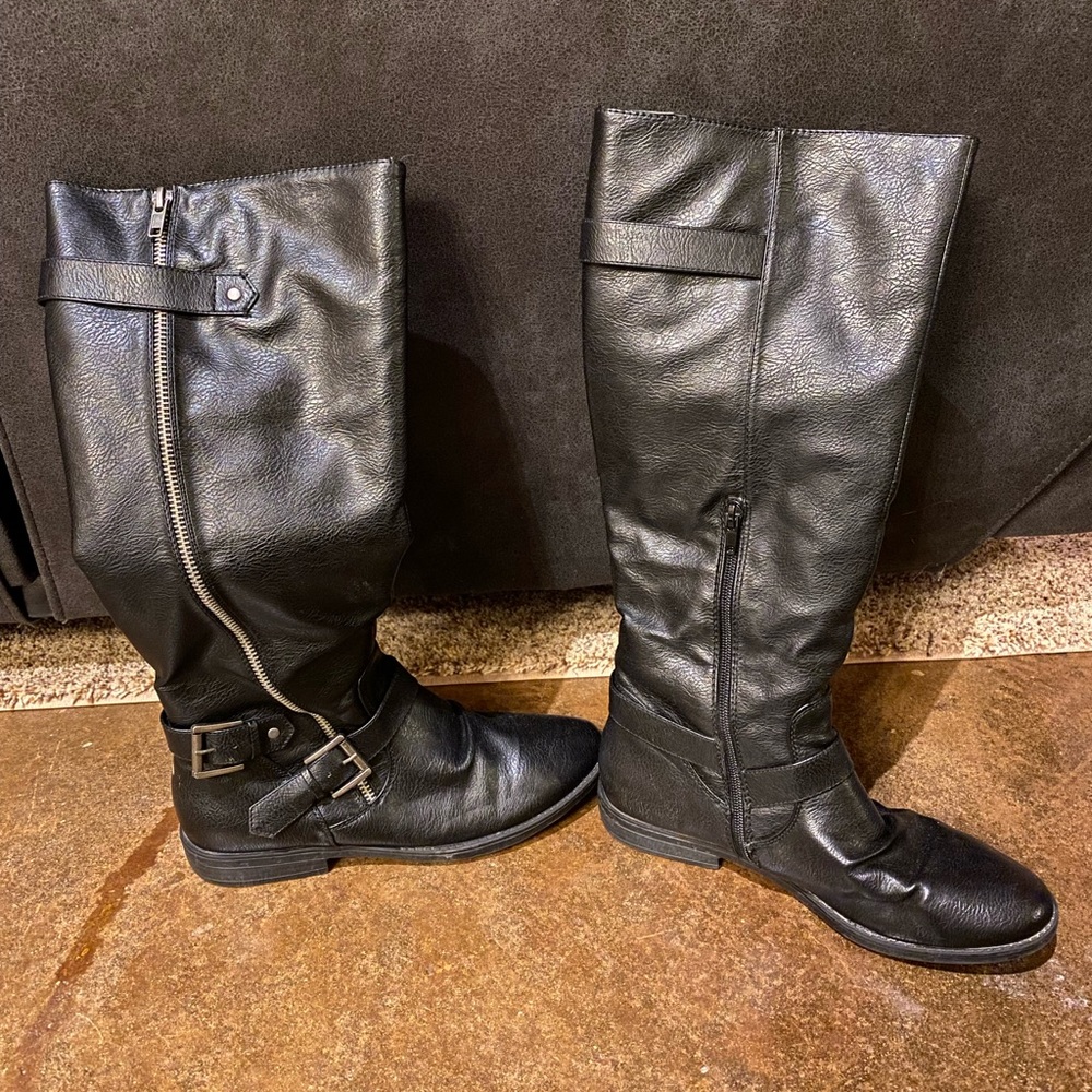 Size 8.5 black boots